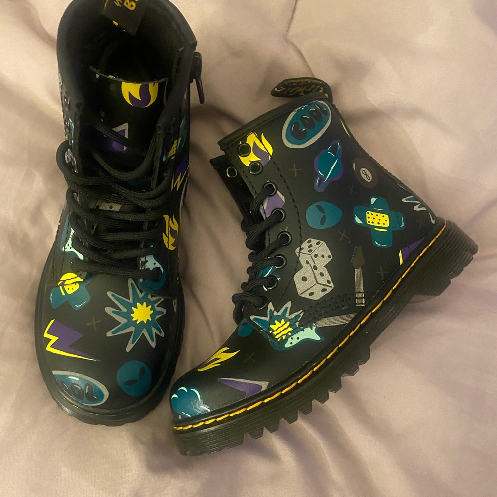 Boys dr marten